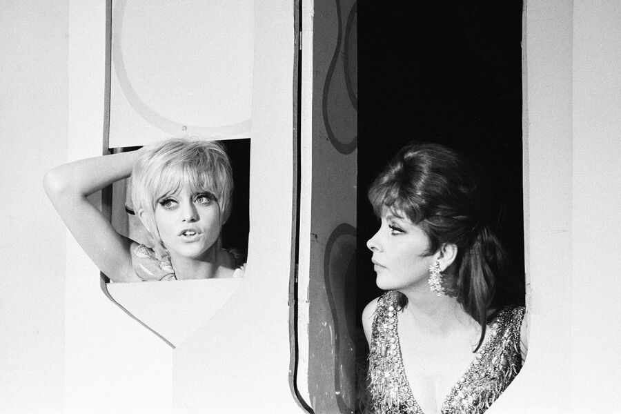 Актрисы Голди Хоун и Памела Роджерс в&nbsp;телешоу Rowan & Martin's Laugh-In, американской комедийной телевизионной программе на&nbsp;канале NBC в&nbsp;1969 году