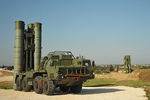 Зенитно-ракетный комплекс С-400 во время заступления на боевое дежурство на российской авиабазе Хмеймим для обеспечения безопасности полетов российской авиагруппы в Сирии
