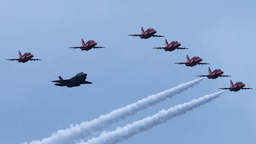 Пролет истребителя F-35 и пилотажной группы Королевских ВВС Великобритании &laquo;Красные стрелы&raquo; на&nbsp;международном авиационно-космическом салоне &laquo;Фарнборо-2016&raquo;