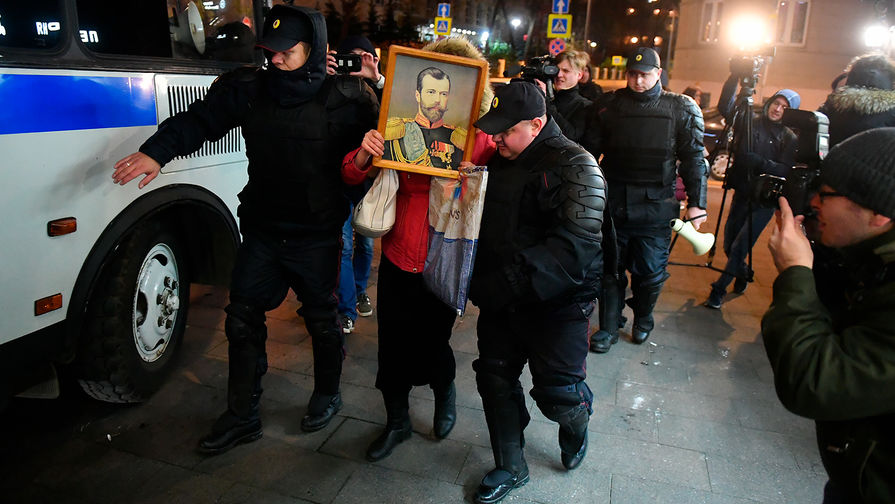 Сотрудники полиции задерживают участницу одиночного пикета во время премьеры фильма «Матильда» в Москве, 24 октября 2017 года