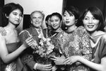Французский модельер Пьер Карден после показа в Пекине, 1985 год