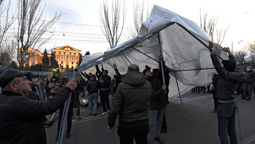 Палаточный лагерь сторонников оппозиции на&nbsp;проспекте Баграмяна у&nbsp;здания Национального собрания Армении в&nbsp;Еревaне, 25&nbsp;февраля 2021&nbsp;года