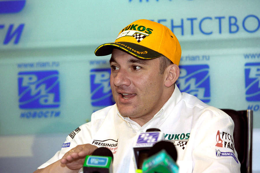Автогонщик Николай Фоменко на&nbsp;пресс-конференции, 2004&nbsp;год