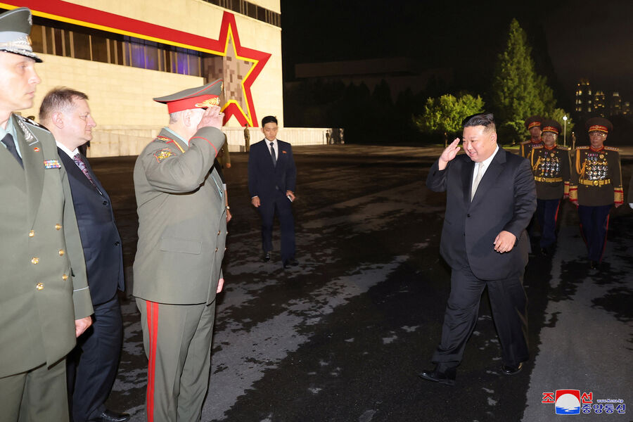 Ким Чен Ын и Сергей Шойгу перед&nbsp;посещением выставки военной техники по&nbsp;случаю 70-й годовщины перемирия в&nbsp;Корейской войне, 27&nbsp;июля 2023&nbsp;года