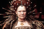 <b>«Влюбленный Шекспир» (1998)</b>
<br><br>
Романтическая комедия Джона Мэддена рассказывает вымышленную историю молодого Уильяма Шекспира (Джозеф Файнс), который страдает от творческого кризиса и безденежья. В момент отчаяния он знакомится с дочерью богатого аристократа Виолой (Гвинет Пэлтроу), роман с которой вдохновляет его на создание новой пьесы «Ромео и Джульетта». Джуди Денч сыграла в картине королеву Елизавету и появилась на экране всего в четырех сценах общей продолжительностью менее восьми минут, однако именно эта роль принесла актрисе первую (и пока единственную) статуэтку «Оскара». 