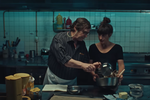 <b>«Рецепт счастья» (Partir un jour), реж. Амели Боннен</b>
<br><br>
<b>Где и когда смотреть:</b> в кино — с 21 августа
<br><br>
Французский номинант Каннского кинофестиваля, комедийно-музыкальная мелодрама — про успешного шеф-повара из Парижа, которая едет в родную деревню, чтобы навестить перенесшего сердечный приступ отца. 