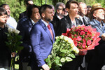 Глава ДНР Денис Пушилин (на первом плане) на церемонии открытия памятника журналистке и политологу Дарье Дугиной в парке «Захарово» в Московской области, 20 августа 2025 года