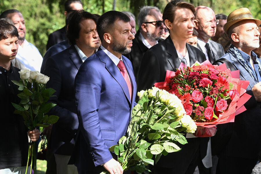 Глава ДНР Денис Пушилин (на первом плане) на&nbsp;церемонии открытия памятника журналистке и политологу Дарье Дугиной в&nbsp;парке &laquo;Захарово&raquo; в&nbsp;Московской области, 20&nbsp;августа 2025&nbsp;года