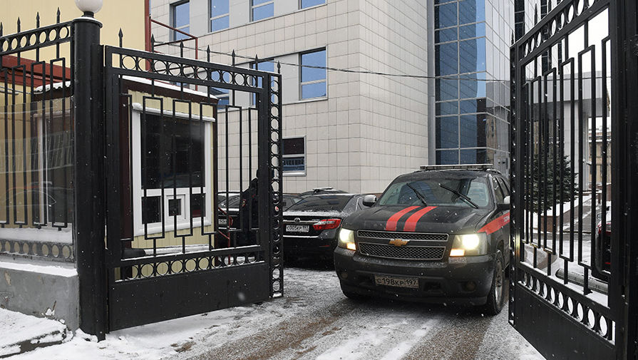 Автомобиль СК России выезжает со служебной территории ведомства