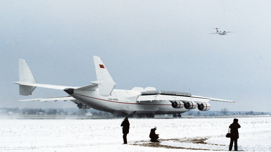 Транспортный самолет АН-225 &laquo;Мрия&raquo; (&laquo;Мечта&raquo;) во время первого испытательного полета, 21 декабря 1988 года