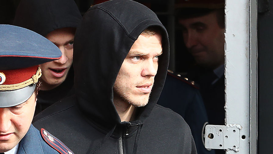 Братья Кирилл и Александр Кокорины у КПП исправительной колонии №4 города Алексеевка Белгородской области после освобождения, 17 сентября 2019 года