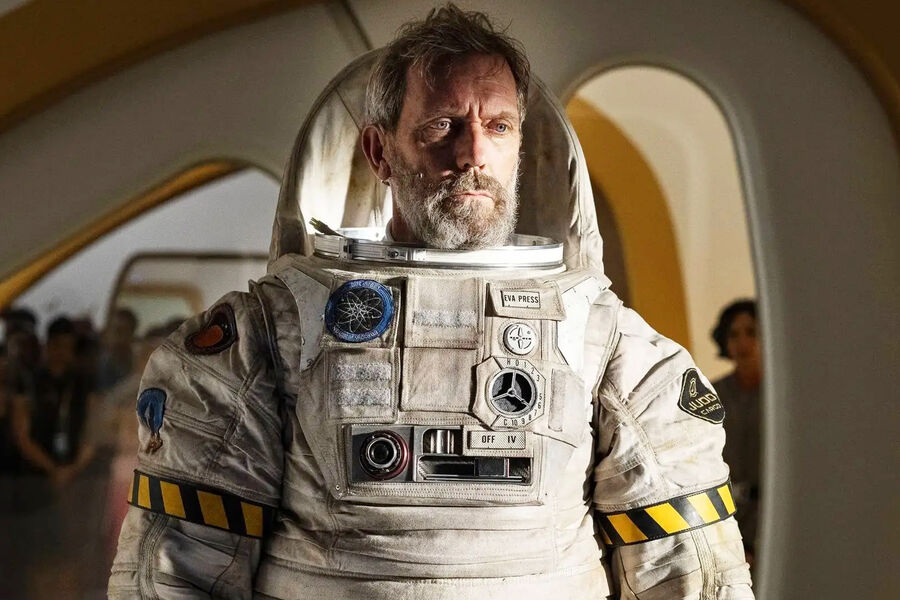 <b>«Авеню 5» (2020&ndash;2022)</b>
<br><br>
Действие сериала разворачивается в&nbsp;недалеком будущем, где главным туристическим направлением стали путешествия в&nbsp;космос. Фешенебельный корабль «Авеню 5» терпит бедствие во время круиза вокруг Сатурна, и теперь тысячам пассажиров придется провести в&nbsp;космосе три года. И тут выясняется, что корабль летит на&nbsp;автопилоте, а его капитан (Хью Лори) &mdash; нанятый актер, который понятия не имеет, как вести себя в&nbsp;критической ситуации. 