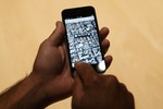 Пятая версия гаджета на 18% тоньше предыдущего iPhone 4S — 7,6 мм — и на 20% легче: смартфон весит 112 г.
