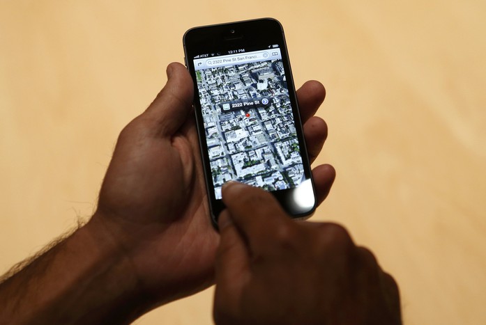 Пятая версия гаджета на&nbsp;18% тоньше предыдущего iPhone 4S &mdash; 7,6 мм &mdash; и на&nbsp;20% легче: смартфон весит 112&nbsp;г.

