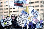 В штате Колорадо граждане вышли на митинг против предложенного президентом законопроекта, ограничивающего ношение оружия. Карен Мюррей держит плакаты с надписями: «Вторая поправка это разрешение мне (носить ствол)» и «Вторая поправка – настоящая безопасность для Америки». Речь идет о поправке в Конституции США, разрешающей владеть оружием.