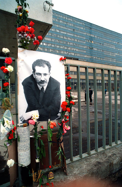 Фотография тележурналиста Владислава Листьева около&nbsp;телецентра &laquo;Останкино&raquo; в&nbsp;день его убийства, 1995&nbsp;год 