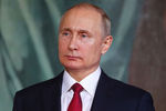 Президент России Владимир Путин во время праздничного пасхального богослужения в храме Христа Спасителя, 28 апреля 2019 года