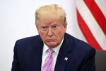 Президент США Дональд Трампом во время беседы с президентом России Владимиром Путиным на полях саммита G20 в Осаке, 28 июня 2019 года