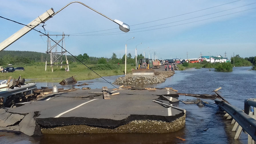 Разрушенная дорога в подтопленном городе Тулуне, 30 июня 2019 года