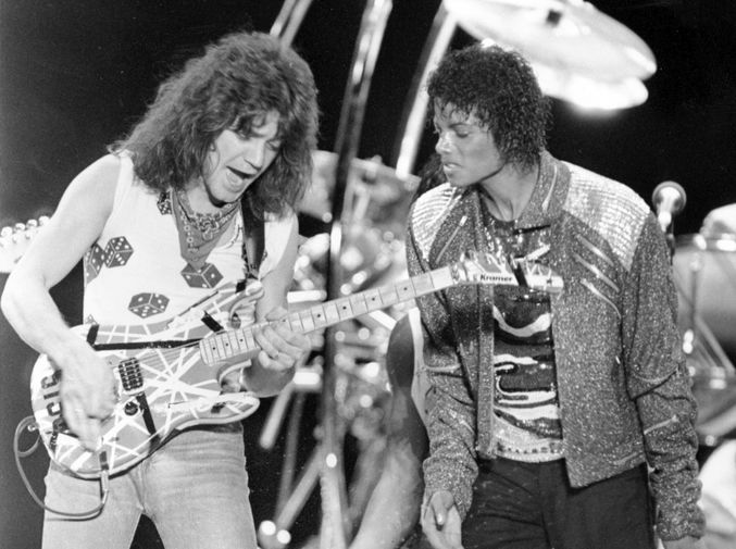 Гитарист группы Van Halen Эдди Ван Хален и певец Майкл Джексон во время концерта в&nbsp;Ирвинге, штат Техас, в&nbsp;рамках тура Джексона, 1984 год