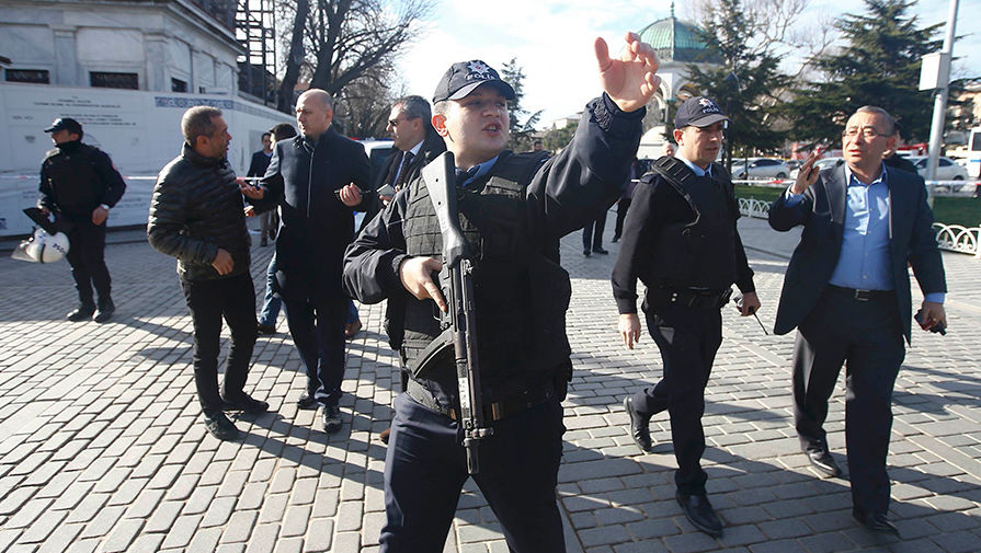 Полиция на&nbsp;месте взрыва в&nbsp;центре Стамбула
