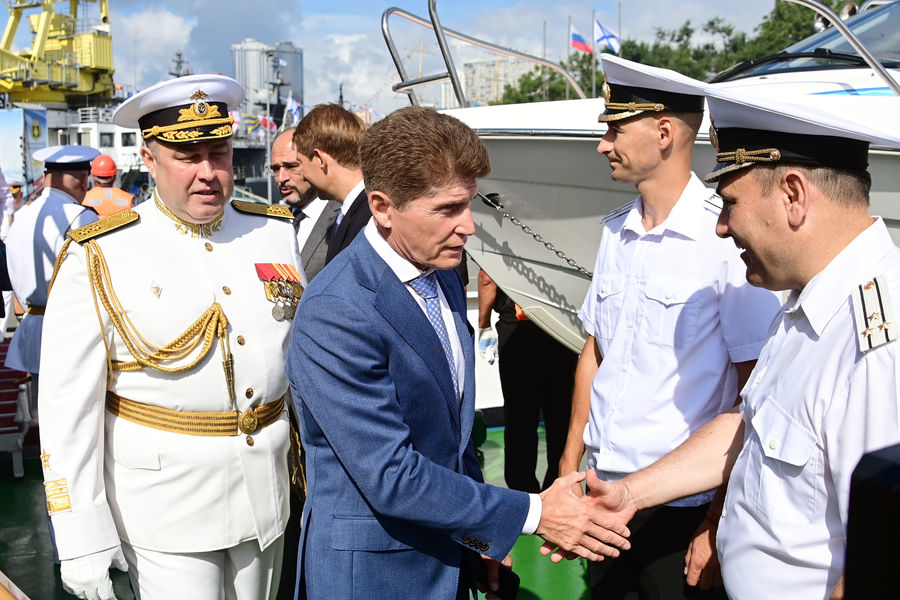 Командующий Тихоокеанским флотом России, адмирал Сергей Авакянц и губернатор Приморского края Олег Кожемяко (слева направо) на&nbsp;ракетном крейсере &laquo;Варяг&raquo; во время военно-морского парада в&nbsp;честь Дня Военно-Морского Флота в&nbsp;акватории бухты Золотой Рог, 25&nbsp;июля 2021&nbsp;года