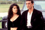 <b>«Отчаянный» (1995) </b>
<br><br>
Первая голливудская работа Хайек в боевике Роберта Родригеса не обошлась без травматичного опыта. В подкасте Armchair Expert актриса призналась, что она волновалась перед съемками эротической сцены, так как это был ее первый подобный опыт в кино. Она даже расплакалась перед съемками. Актриса сыграла девушку по имени Каролина, а Антонио Бандерос — уличного музыканта, убитого горем после смерти любимой девушки. Их объединяет ненависть к криминальному авторитету Бучо, над которым они мечтают совершить расправу. В фильме в начальных сценах также появляется режиссер Квентин Тарантино и по совместительству друг Родригеса.
