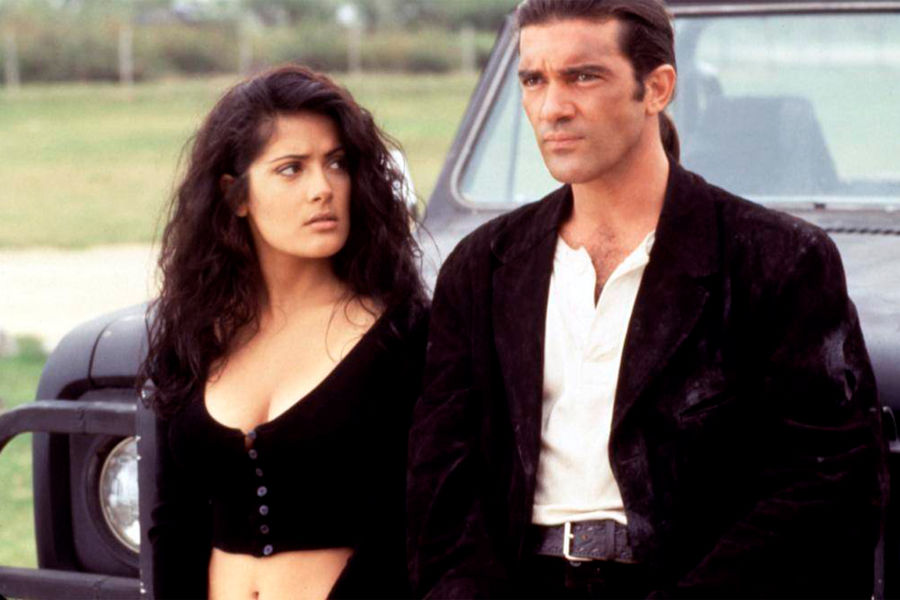 <b>&laquo;Отчаянный&raquo; (1995) </b>
<br><br>
Первая голливудская работа Хайек в&nbsp;боевике Роберта Родригеса не обошлась без&nbsp;травматичного опыта. В&nbsp;подкасте Armchair Expert актриса призналась, что она волновалась перед&nbsp;съемками эротической сцены, так как это был ее первый подобный опыт в&nbsp;кино. Она даже расплакалась перед&nbsp;съемками. Актриса сыграла девушку по&nbsp;имени Каролина, а Антонио Бандерос &mdash; уличного музыканта, убитого горем после смерти любимой девушки. Их объединяет ненависть к&nbsp;криминальному авторитету Бучо, над&nbsp;которым они мечтают совершить расправу. В&nbsp;фильме в&nbsp;начальных сценах также появляется режиссер Квентин Тарантино и по&nbsp;совместительству друг Родригеса.
