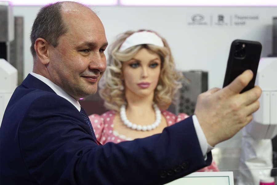 Мужчина фотографируется на&nbsp;фоне робота Дуняши на&nbsp;выставке XXV Петербургского международного экономического форума, 15&nbsp;июня 2022&nbsp;года
