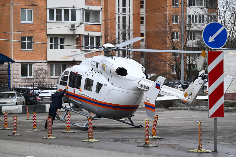 Вертолет спасательной службы МЧС РФ на&nbsp;месте взрыва в&nbsp;жилом комплексе &laquo;Алые паруса&raquo;, 3&nbsp;февраля 2025&nbsp;года