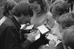 Белорусский ВИА «Верасы». Вокалист Александр Тиханович дает автографы. 1986 год
