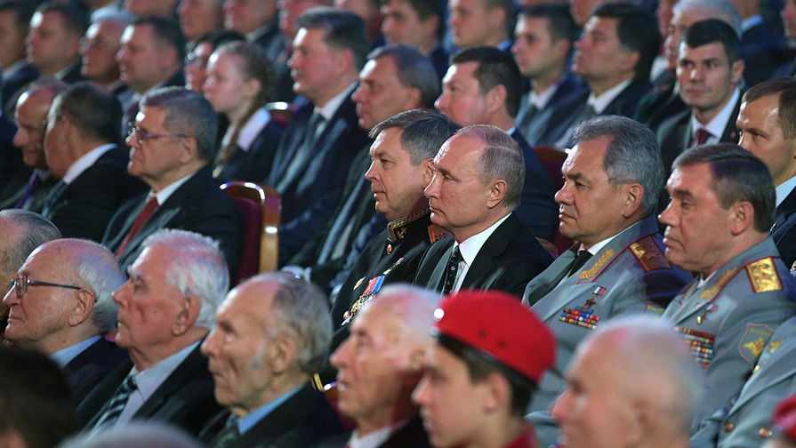 Первый замминистра обороны России Валерий Герасимов, президент Владимир Путин, министр обороны Сергей Шойгу и первый замначальника ГУ Генштаба ВС РФ, вице-адмирал Игорь Костюков во время мероприятия в&nbsp;честь 100-летия ГРУ, 2 ноября 2018 года
