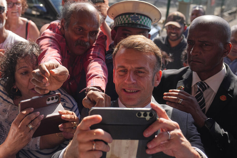 Французский президент Эммануэль Макрон делает селфи с&nbsp;горожанами во время посещения арт-центра Caudan в&nbsp;Порт-Луи, Маврикий, 20&nbsp;ноября 2025&nbsp;года