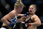 Холи Холм и Ронда Роузи во время главного поединка турнира UFC 193 на арене Etihad Stadium в Мельбурне