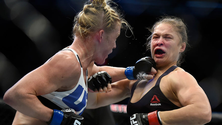 Холи Холм и Ронда Роузи во время главного поединка турнира UFC 193&nbsp;на&nbsp;арене Etihad Stadium в&nbsp;Мельбурне
