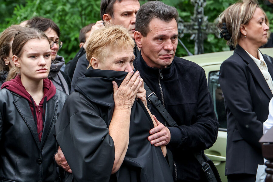 Губернатор Вологодской области Георгий Филимонов и мать экс-министра транспорта РФ Романа Старовойта Лариса Старовойт (справа налево на&nbsp;первом плане) перед&nbsp;началом церемонии захоронения бывшего министра транспорта РФ Романа Старовойта на&nbsp;Смоленском кладбище в&nbsp;Санкт-Петербурге, 11&nbsp;июля 2025&nbsp;года 