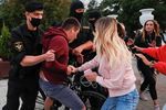 Во время несанкционированной акции оппозиции в поддержку экс-кандидата в президенты Белоруссии Виктора Бабарико в центре Минска, 14 июля 2020 года