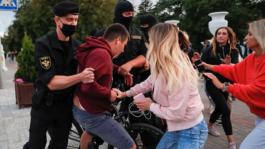 Во время несанкционированной акции оппозиции в&nbsp;поддержку экс-кандидата в&nbsp;президенты Белоруссии Виктора Бабарико в&nbsp;центре Минска, 14 июля 2020 года