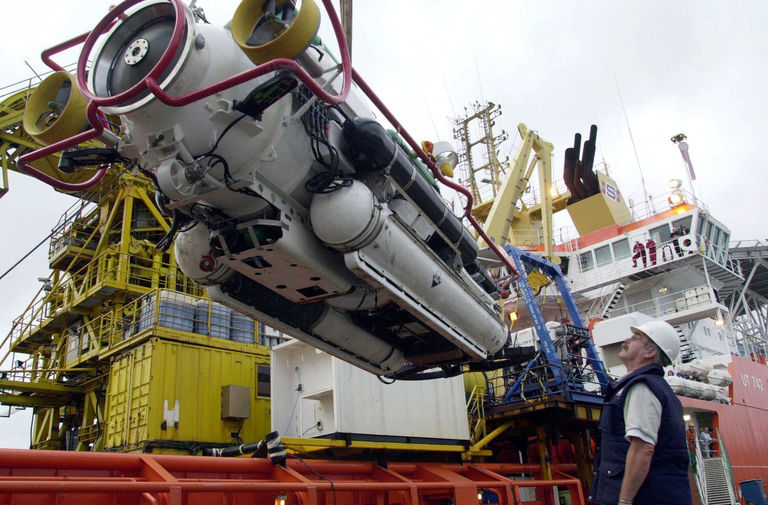 Британский подводный аппарат LR5 на борту норвежского судна Normand Pioneer в порту Тронхейма перед отправлением к месту крушения российской АПЛ «Курск» в Баренцевом море, 17 августа 2000 года
