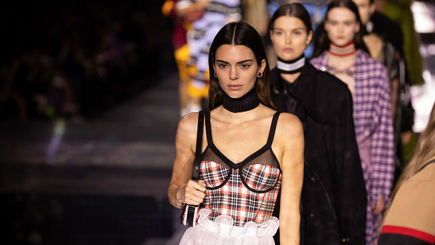 Кендалл Дженнер на показе Burberry в Лондоне, февраль 2020 года