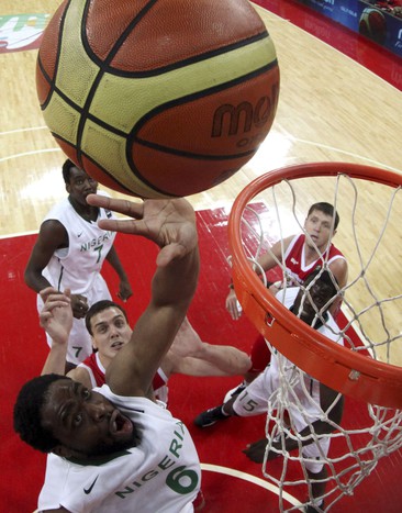 Ике Диогу отправляет мяч в кольцо российской команды