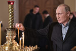 Президент России Владимир Путин во время рождественского богослужения в церкви святых и праведных Симеона Богоприимца и Анны Пророчицы в Санкт-Петербурге, 7 января 2018 года