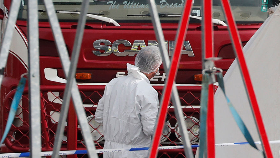 На&nbsp;месте обнаружения грузовика с&nbsp;39 телами в&nbsp;Великобритании, 23 октября 2019 года