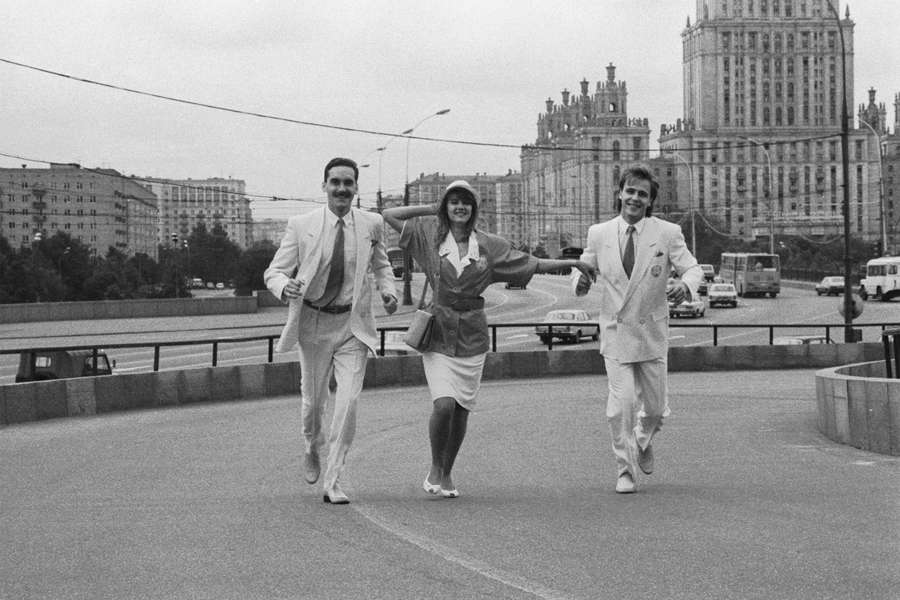 Модели во время демонстрации парадной формы советских спортсменов-участников XXIV летних Олимпийских игр, разработанной художниками-модельерами Общесоюзного Дома моделей одежды и Дома моделей спортивной одежды, на&nbsp;Кутузовском проспекте в&nbsp;Москве. На&nbsp;заднем плане здание гостиницы &laquo;Украина&raquo;, 1988&nbsp;год