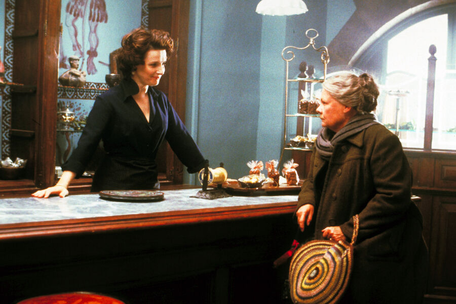 <b>&laquo;Шоколад&raquo; (2000)</b>
<br><br>
Тихая и размеренная жизнь в&nbsp;маленьком французском городке меняется после появления в&nbsp;нем загадочной Виенн (Жюльет Бинош) и ее дочери. Виенн открывает в&nbsp;городе небольшую шоколадную лавку и предлагает посетителям попробовать необычные сладости, которые пробуждают в&nbsp;людях забытые чувства и желания. Одной из&nbsp;первых клиенток шоколатье становится мрачная пожилая женщина Арманда (Денч), которая открывается Виенн и помогает ей наладить отношения с&nbsp;другими жителями города.
