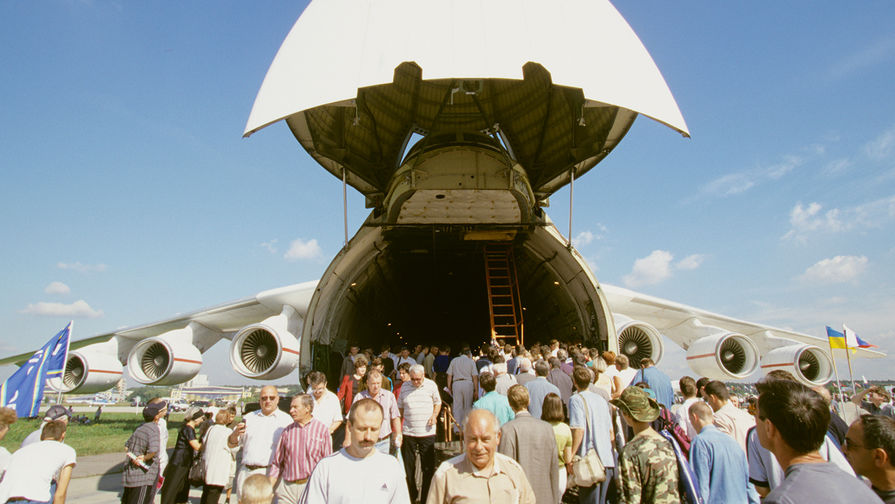 Грузовой самолет АН-225 &laquo;Мрия&raquo; на&nbsp;пятом Международном авиакосмическом салоне &laquo;МАКС-2001&raquo;