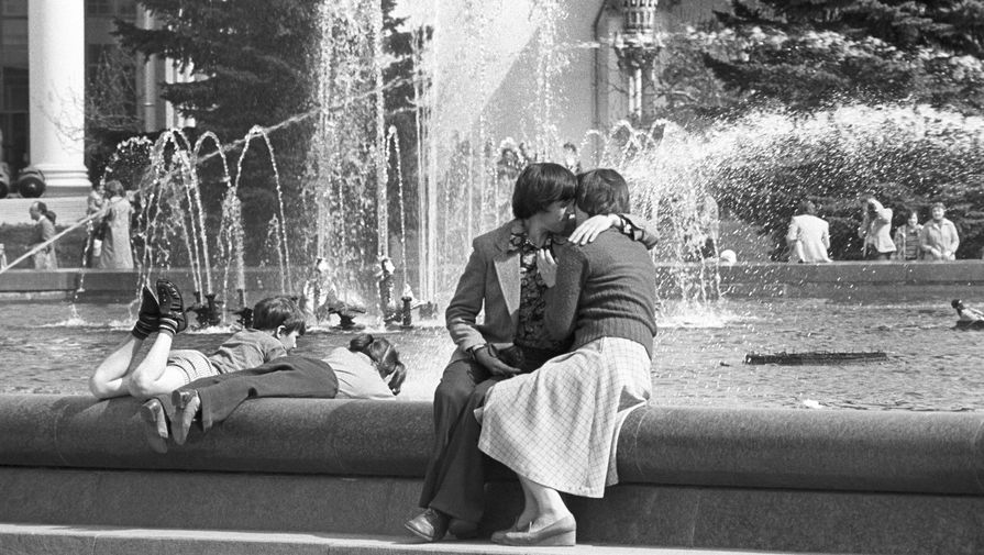 Отдыхающие у&nbsp;фонтана на&nbsp;ВДНХ, 1979 год