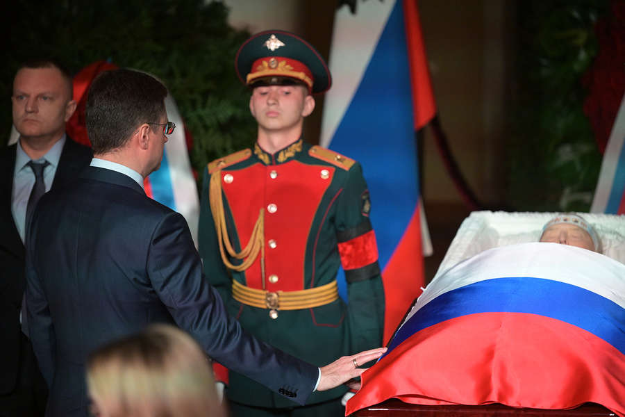 Вице-премьер России Александр Новак (на первом плане) на&nbsp;церемонии прощания с&nbsp;руководителем фракции ЛДПР Владимиром Жириновским в&nbsp;Колонном зале Дома Союзов в&nbsp;Москве, 8&nbsp;апреля 2022&nbsp;года