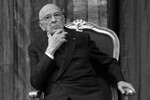 <b>Джорджо Наполитано (29 июня 1925 — 22 сентября 2023)</b> — итальянский государственный политический и общественный деятель. Пожизненный сенатор Италии с 2005 по 2006 год и с 2015 до своей смерти в 2023 году. С 2006 по 2015 год — 11-й президент Италии, являлся одним из самых пожилых действующих руководителей государства в мире. В шестом туре президентских выборов в Италии, 20 апреля 2013 года, 87-летний Джорджо Наполитано стал первым в истории Италии переизбранным президентом. С 1996 по 1998 год — министр внутренних дел Италии, с 1992 по 1994 год — Председатель Палаты депутатов Италии. Резонансным было решение 13 августа 2013 года, когда он отказал в помиловании бывшему премьер-министру Италии Сильвио Берлускони.