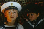 <b>«Повелитель луж», 2002 год</b>
<br><br>
Первую главную роль Александр Головин исполнил в 12 лет, еще до участия в «Ералаше», но уже будучи моделью агентства Вячеслава Зайцева, — в детской картине «Повелитель луж» (по сюжету сильно напоминающей третью часть франшизы «Дети шпионов», которая тогда лишь готовилась к выходу) он сыграл кадета морского училища Ваню, противостоящего коварному хозяину компьютерной игры.